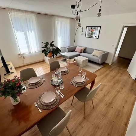 Spacious, Stylish & Apartment, Great Excursions In Surrounding Area Appartamento