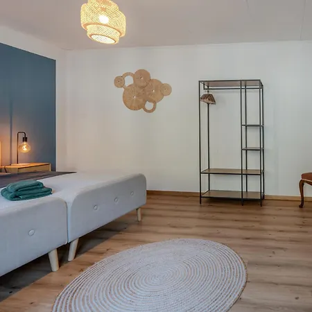 Spacious, Stylish & Apartment, Great Excursions In Surrounding Area דירה *